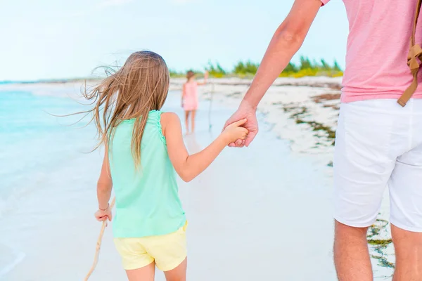 Adorable girl and young father at tropical beach — Stock Photo, Image