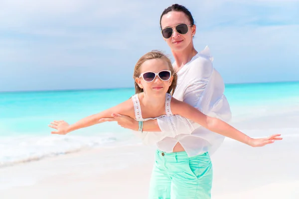 Menina adorável e jovem pai na praia tropical — Fotografia de Stock