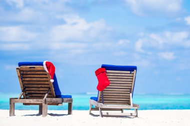 Kırmızı Noel çorap ve Santa şapka beach yatak üzerinde