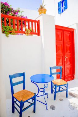 Tipik Yunan geleneksel köy Mykonos Adası, Europe Street mavi sandalye ile açık kafe