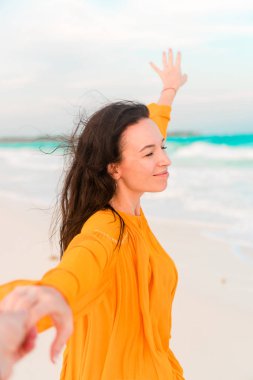 Genç güzel kadın relax beyaz tropik sahilde