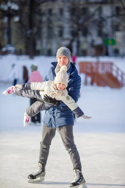 Familia de padre e hijo divirtiéndose en pista de patinaje al aire libre —  Fotos de Stock