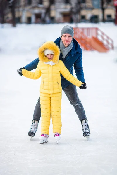 Familia de padre e hijo divirtiéndose en pista de patinaje al aire libre — Foto de Stock