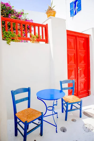 Café al aire libre con sillas azules en la calle del típico pueblo tradicional griego en la isla de Mykonos, Europa — Foto de Stock