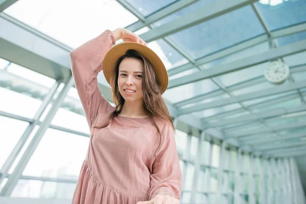 Porträtt av ung kvinna en flygplats lounge väntar på boarding i internationella flygplats — Stockfoto