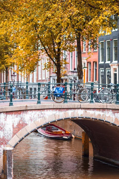 Piękny kanał jesienią w dawnej prowincji Holandia Północna miasta Amsterdam, Holandia,. — Zdjęcie stockowe
