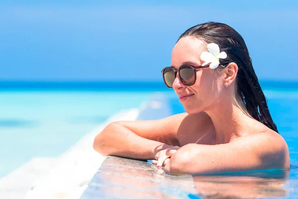 Jovem mulher bonita desfrutando de férias de verão na piscina exterior de luxo — Fotografia de Stock