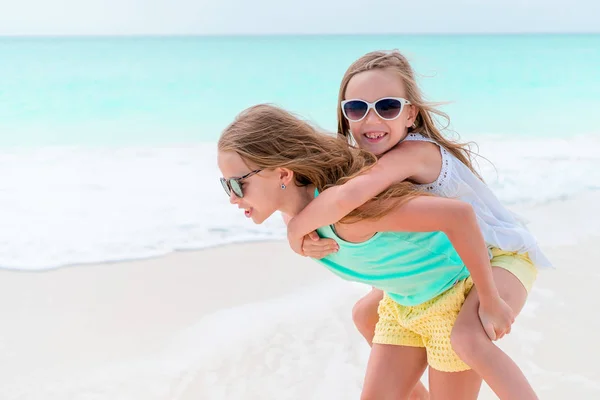 Aranyos kislány nyaralás során. A gyerekek élvezni az utazási — Stock Fotó