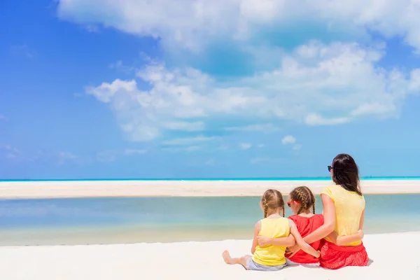 Entzückende kleine Mädchen und junge Mutter am weißen Strand — Stockfoto