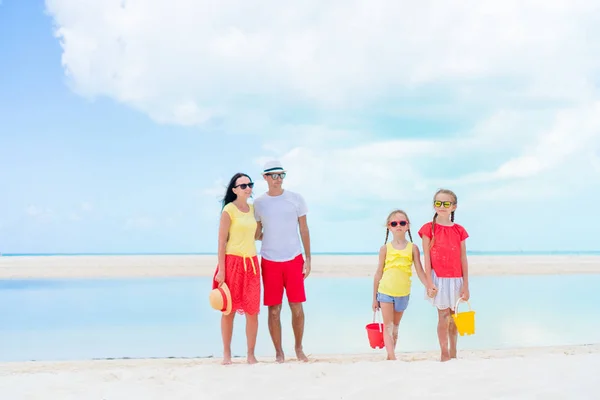 Famiglia di quattro persone in vacanza al mare che si diverte molto — Foto Stock