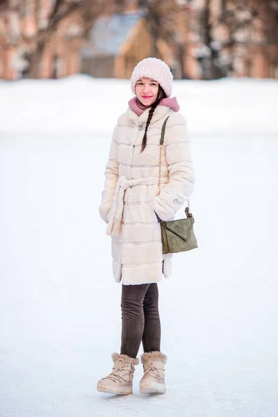 Joyeux jeune femme sur la patinoire à l'extérieur — Photo