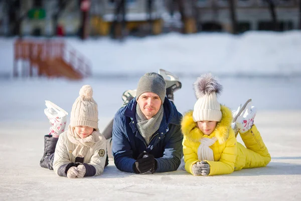 Famille profiter du sport d'hiver sur la patinoire à l'extérieur — Photo