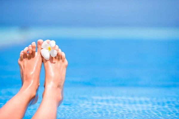 Primo piano di piedi femminili sulla spiaggia bianca — Foto Stock