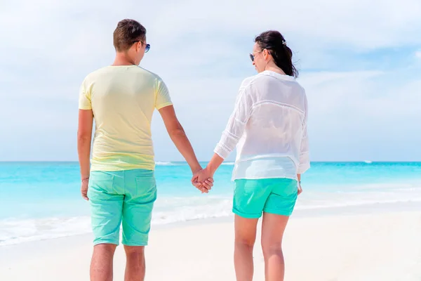 Glückliche zweiköpfige Familie genießt Strandurlaub — Stockfoto