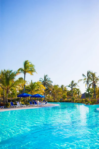 Hermoso paisaje de lujo alrededor de la piscina en el complejo hotelero —  Fotos de Stock