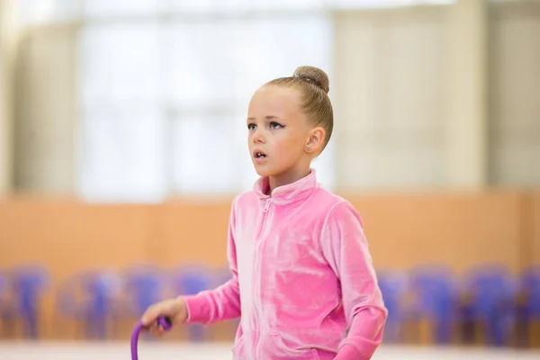 Adorable little girl athletes train in rhythmic gymnastics hall — Stock Photo, Image
