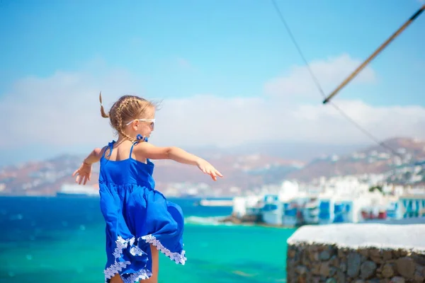 Маленька дівчинка у відпустку в Міконос — стокове фото