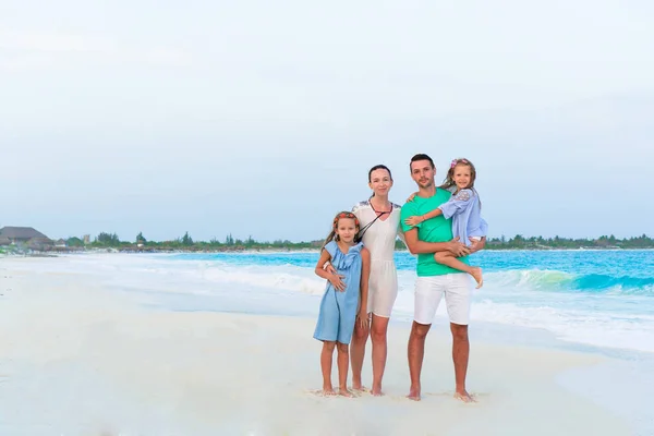 Famiglia di genitori e bambini in vacanza al mare — Foto Stock