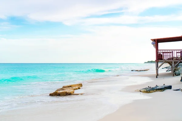 Perfect white sandy beach and turquoise water with outdoor cafe — Stock Photo, Image