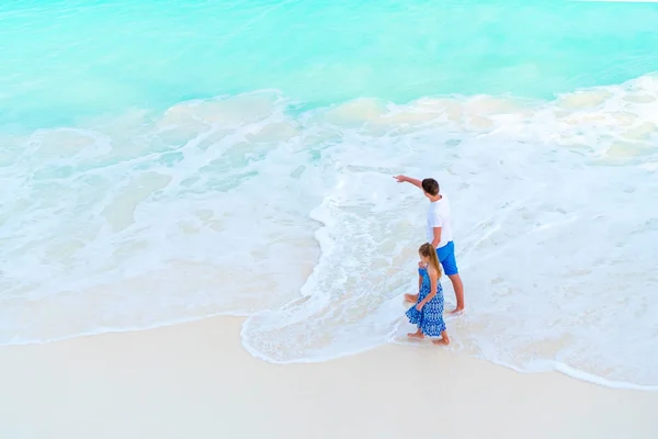 Niña adorable y joven faher en la playa tropical con vista turquesa desde arriba —  Fotos de Stock