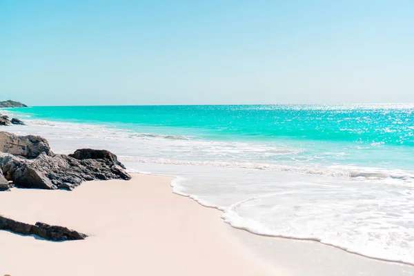 Perfect white sandy beach with turquoise water — Stock Photo, Image