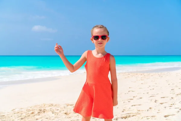 Adorable niña en la playa durante las vacaciones de verano —  Fotos de Stock
