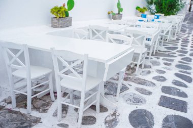 Tipik Yunan geleneksel köy Yunanistan'da bir sokakta açık kafe. Kahve masada kahvaltı için