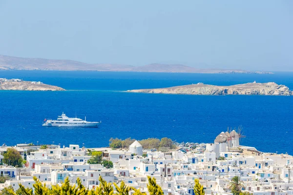 Blick auf ein traditionelles griechisches Dorf mit weißen Häusern auf Mykonos, Griechenland, — Stockfoto