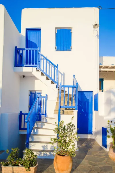 Casas tradicionais com portas coloridas e janelas nas ruas estreitas da aldeia grega — Fotografia de Stock