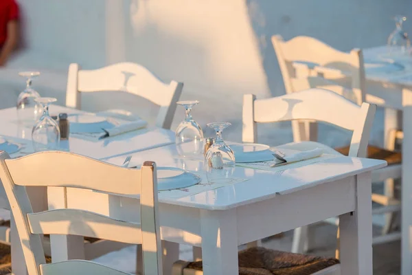 ギリシャの典型的なギリシャの伝統的な村の通りの屋外カフェ。朝食用のテーブルにコーヒー — ストック写真