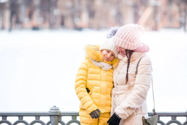 Kleines entzückendes Mädchen mit ihrer Mutter auf der Eisbahn — Stockfoto