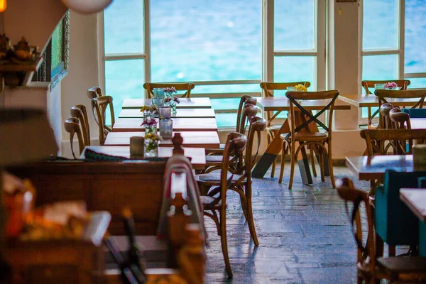 Verano vacío al aire libre cafetería con hermosa vista al mar en la zona popular en Mykonos Little Venice —  Fotos de Stock