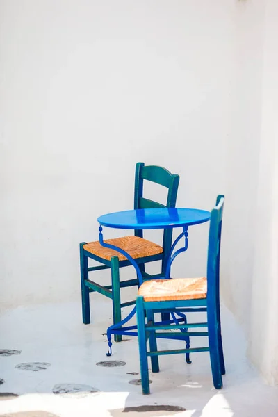 Outdoor cafe on the street of typical greek traditional village on Mykonos Island, Greece, Europe — Stock Photo, Image