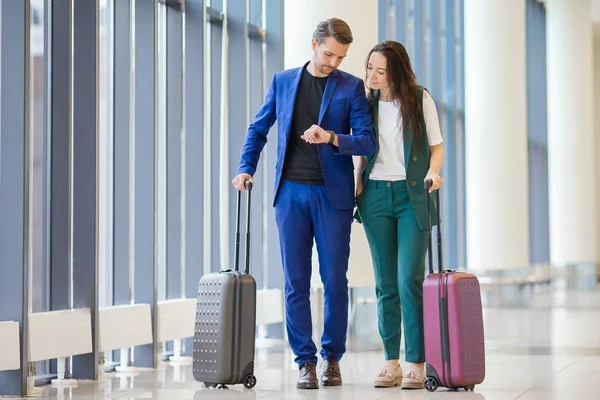 Ζευγάρι τουριστών με αποσκευών στο διεθνές αεροδρόμιο. Άνδρας και γυναίκα πηγαίνει στην προσγείωση — Φωτογραφία Αρχείου