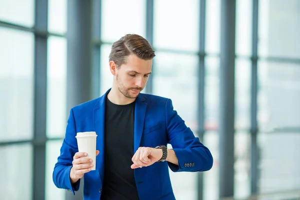 Retrato de un joven en el aeropuerto con equipaje — Foto de Stock