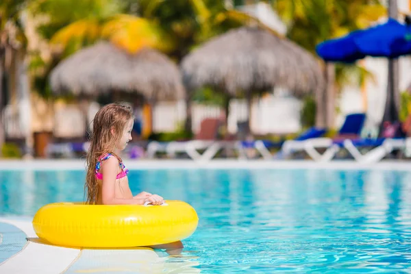 Little active adorable girl in outdoor swimming pool ready to swim — Stock Photo, Image