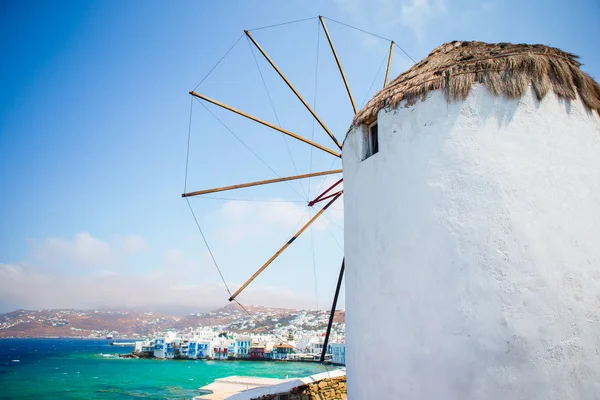 Beroemde weergave van traditionele Griekse windmolens op Mykonos eiland bij zonsopgang, Cycladen, Griekenland — Stockfoto