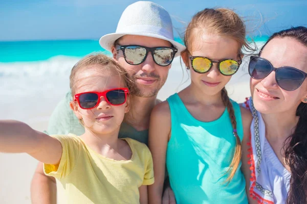 Padres e hijos de vacaciones en la playa. Primer plano de la familia —  Fotos de Stock