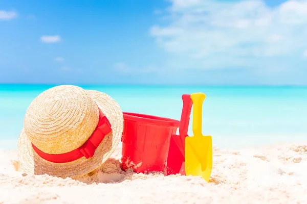 Kids beach toys and straw hat on white sandy beach — Stock Photo, Image