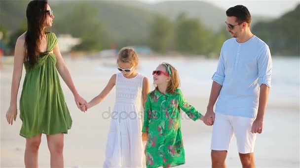 Família de quatro em uma praia tropical — Vídeo de Stock