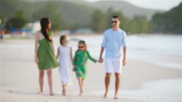 Vierköpfige Familie spaziert am weißen Strand — Stockvideo