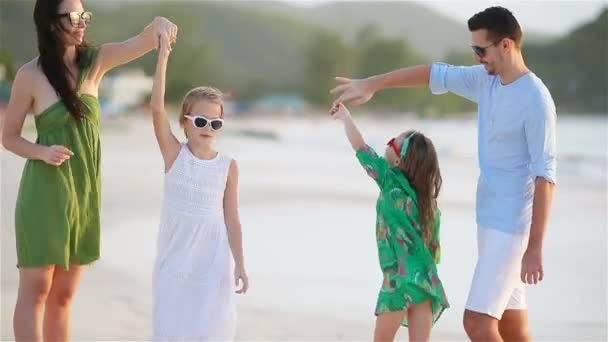 Giovane famiglia in vacanza hanno un sacco di divertimento — Video Stock