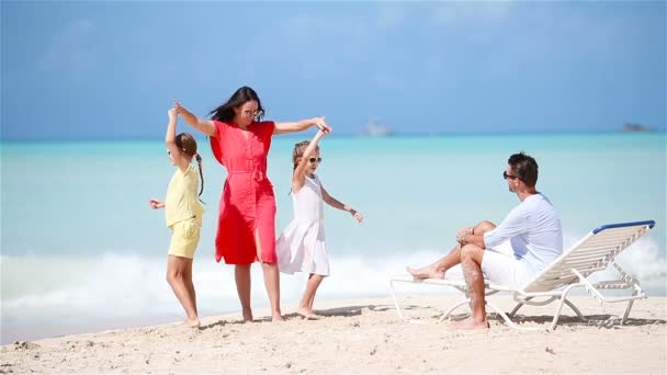 Молода сім'я у відпустці отримує багато задоволення — стокове відео