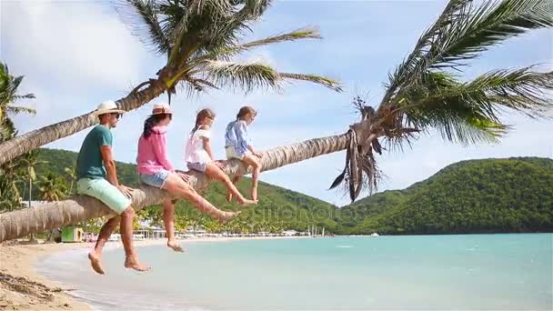 Familia joven en vacaciones de playa en palmera — Vídeos de Stock