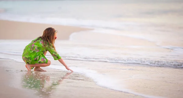 Adorável menina se divertir na praia tropical durante as férias — Fotografia de Stock