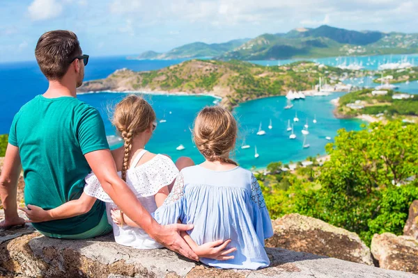 Adorabili bambini e giovane padre che si godono la vista del pittoresco porto inglese di Antigua nel mare dei Caraibi — Foto Stock