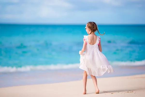 Menina bonito em vestido branco na praia durante as férias caribenhas — Fotografia de Stock