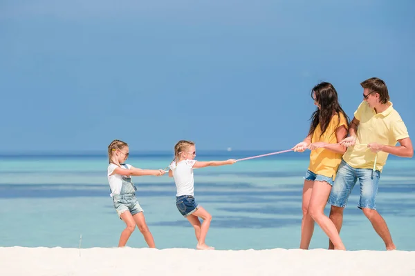 Mutlu yaz tatili sırasında bir plajda güzel bir aile — Stok fotoğraf