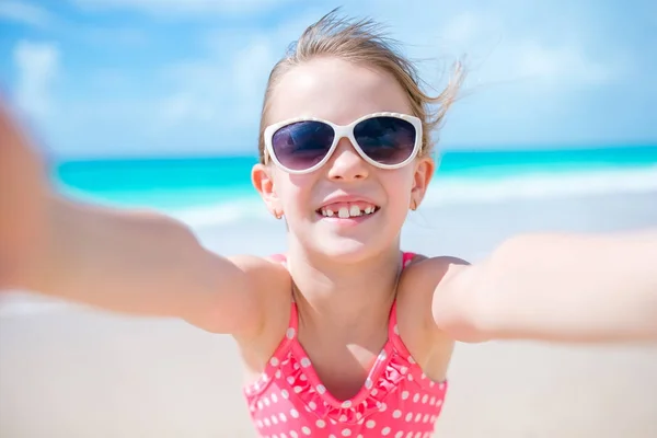 Boldog kis lány vesz selfie, trópusi tengerparton egzotikus szigeten — Stock Fotó