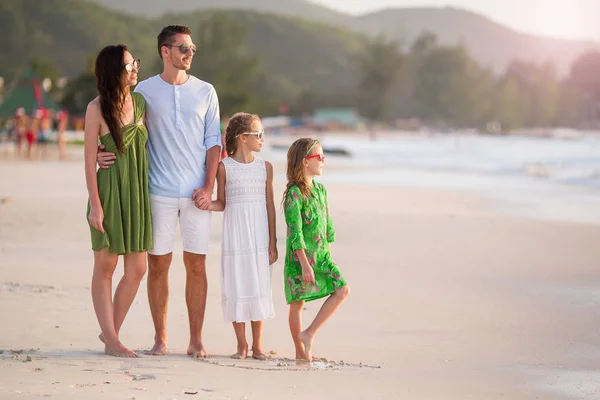 Szczęśliwa rodzina z dziećmi chodzić na plaży — Zdjęcie stockowe